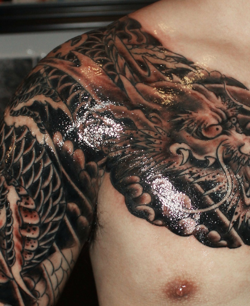 帅气无比的半甲邪龙纹身图案