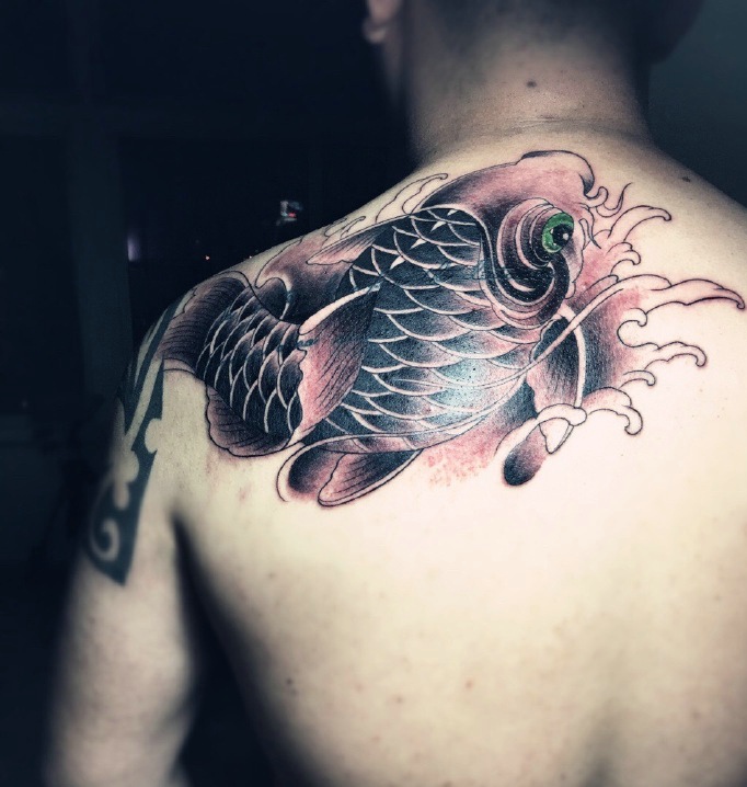 生机勃勃的后背黑白鲤鱼纹身图案