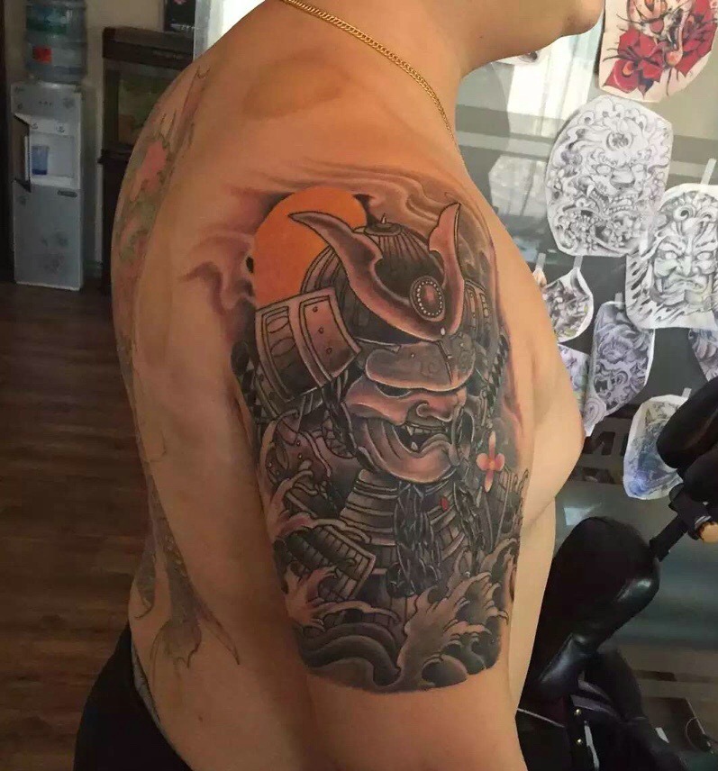 邪恶的大臂黑白图腾纹身图案