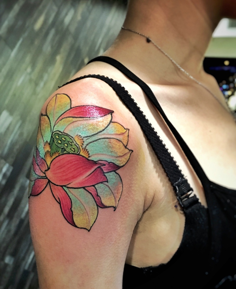 吊带美女性感的花臂莲花纹身图案