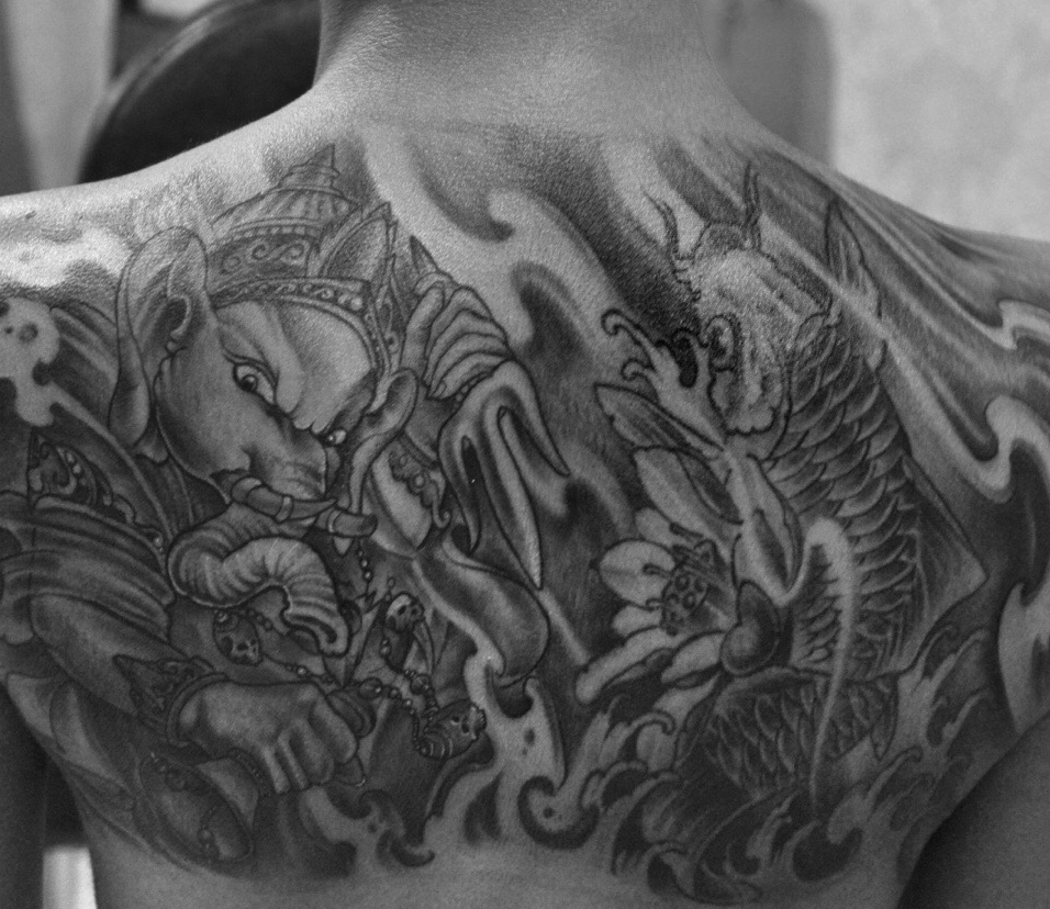 象神和鲤鱼结合的半边背部纹身图案