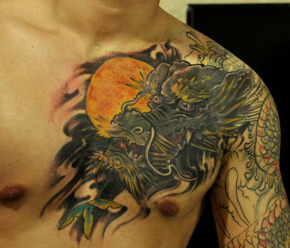 霸气的彩色邪龙半甲纹身图案