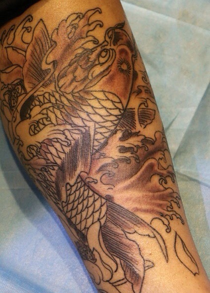 黑白鲤鱼纹身图案落在小腿上