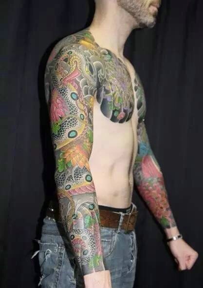 中年男士拥有帅气的双半甲纹身图案