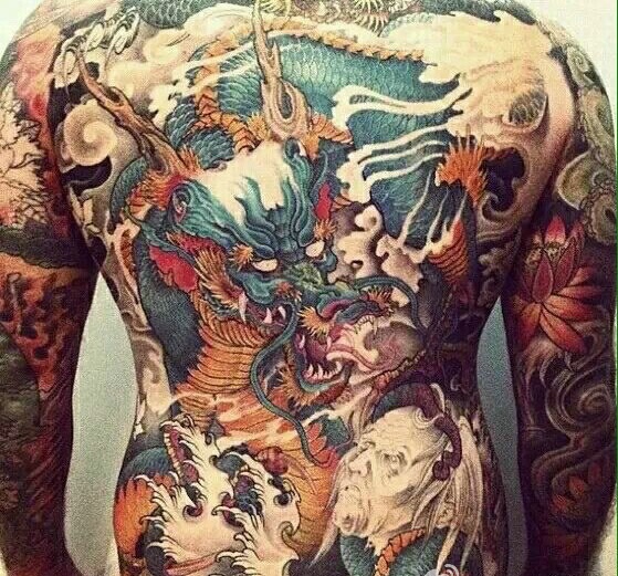 吊炸天的满背彩色邪龙纹身图案