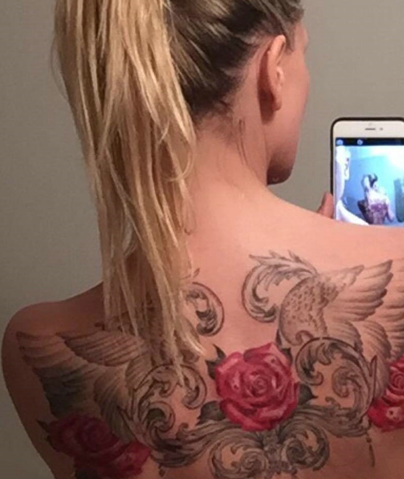 美女后背唯美漂亮花朵纹身图片