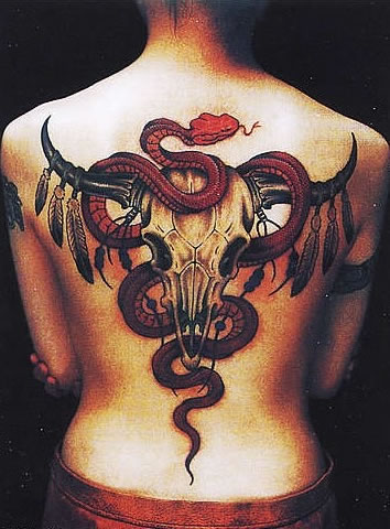 女生后背上的牛头骷髅纹身图案