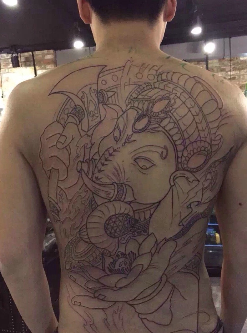 满背个性线条大象神纹身图案