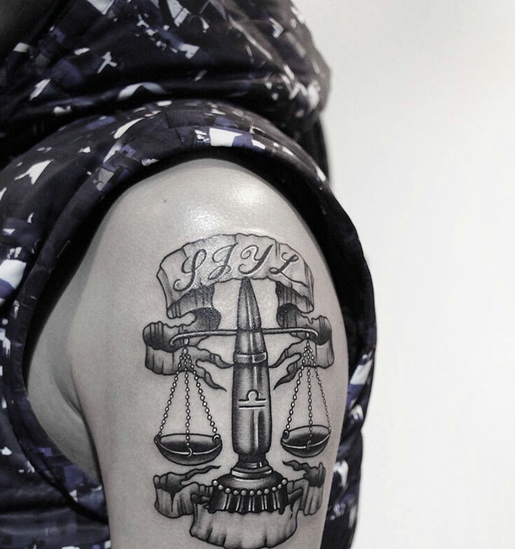 大臂黑白天枰纹身图案回头率高