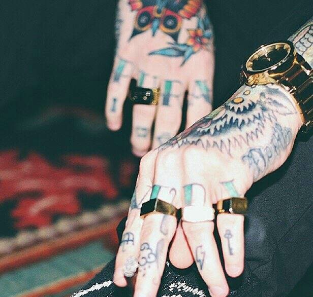 外国潮男的时尚花臂纹身图案