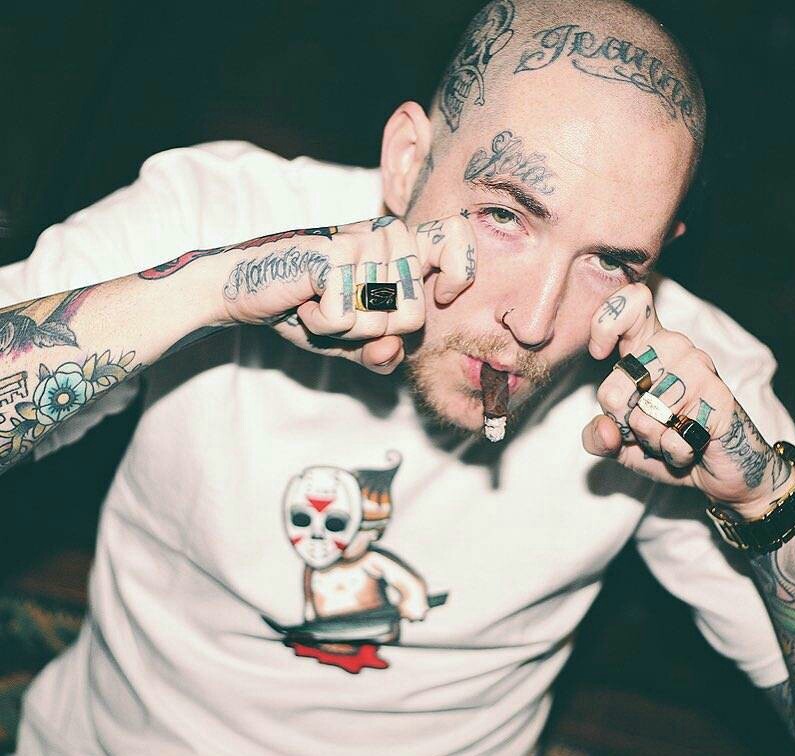 外国潮男的时尚花臂纹身图案