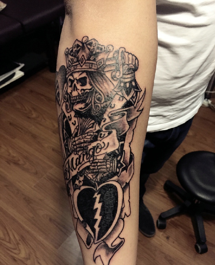 个性满满的手臂黑白图腾纹身图片