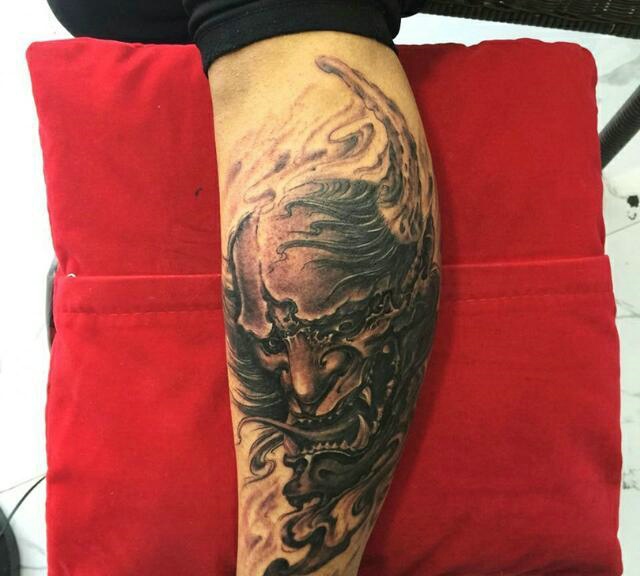 经典个性的小腿黑白般若纹身图案