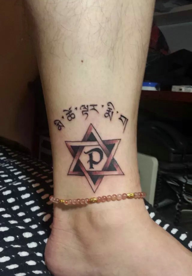 几何与梵文结合的腿部纹身图案