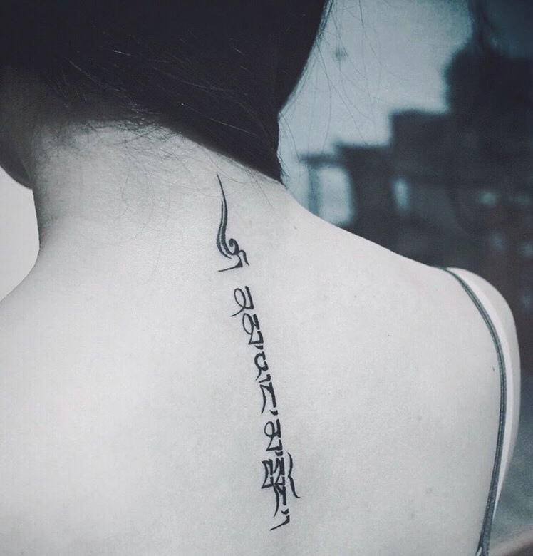 脊椎部的时尚小清新梵文纹身图片