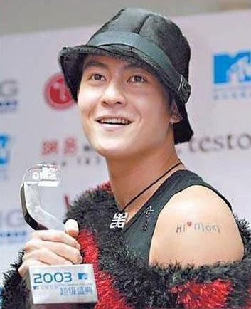 陈冠希手臂英文纹身图案