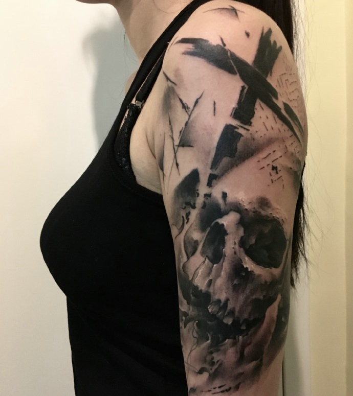 吊带美女大臂黑白骷髅纹身图案