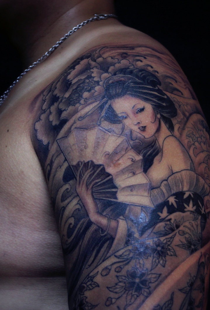 大臂一枚黑白花妓纹身图案