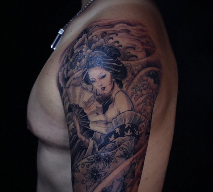 大臂一枚黑白花妓纹身图案