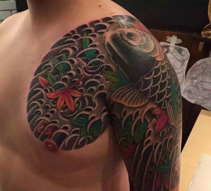 经典半甲鲤鱼纹身图案魅力十足