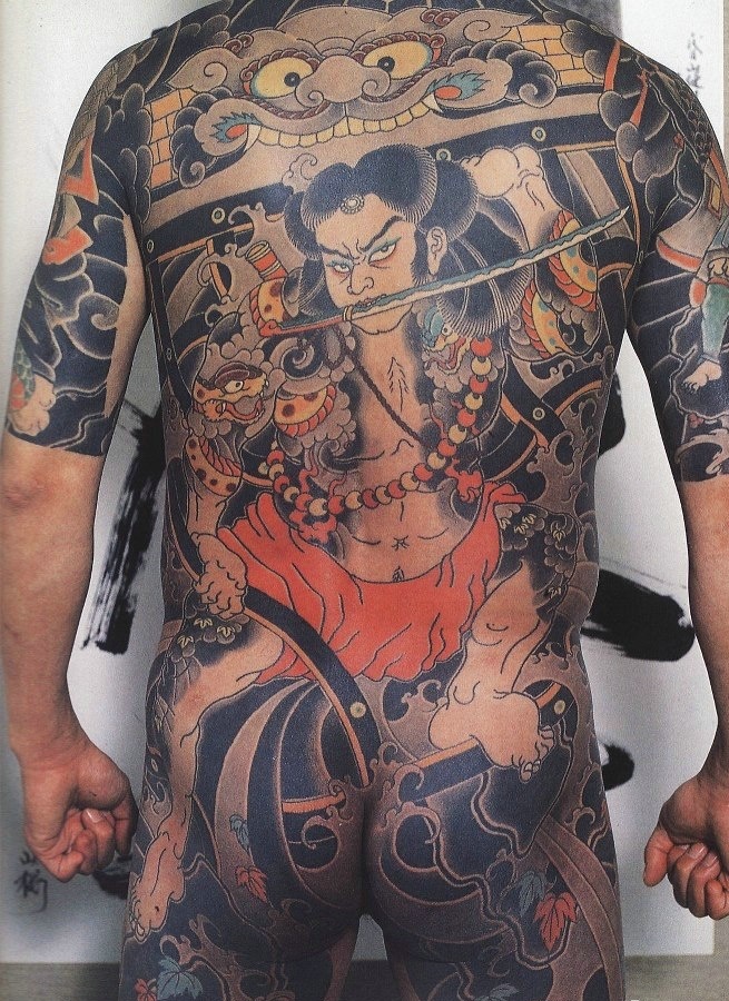 夺夺逼人的满背图腾纹身图案