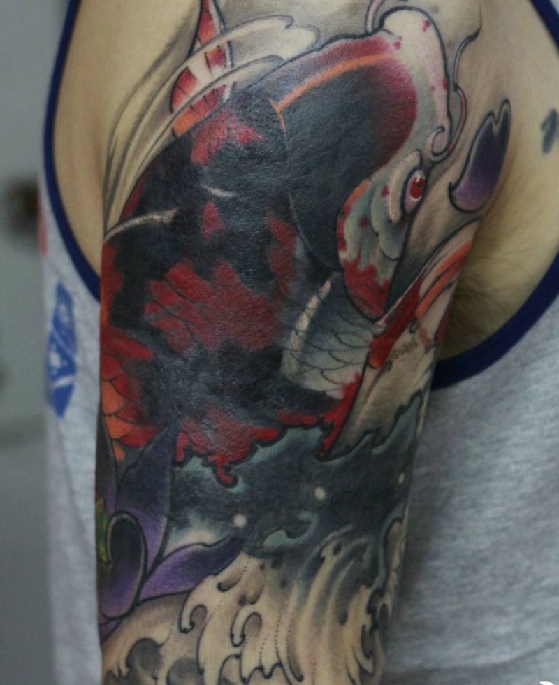 成熟男士大臂鲤鱼纹身图案