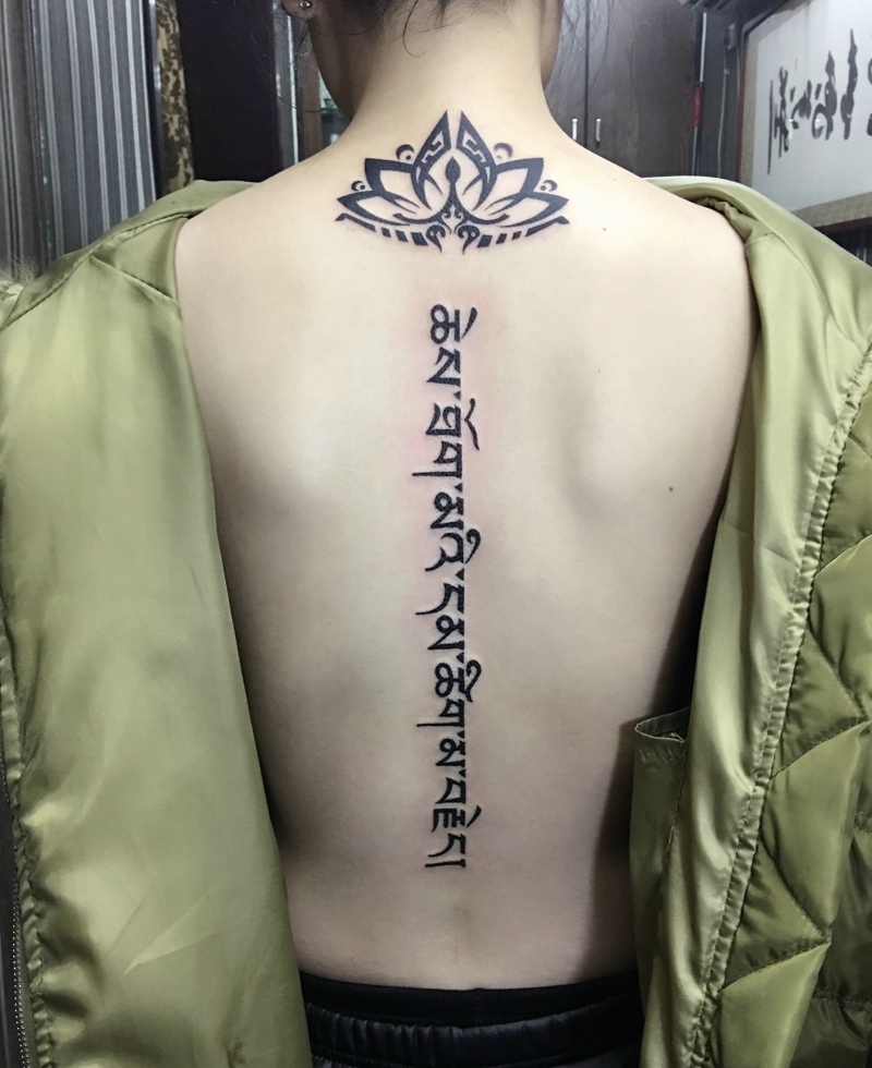 高贵优雅的脊椎部梵文纹身图案