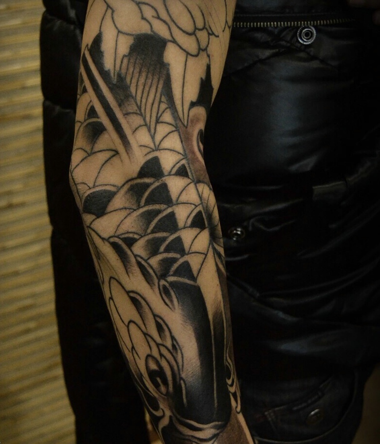 个性男士手臂鲤鱼纹身图案特威风