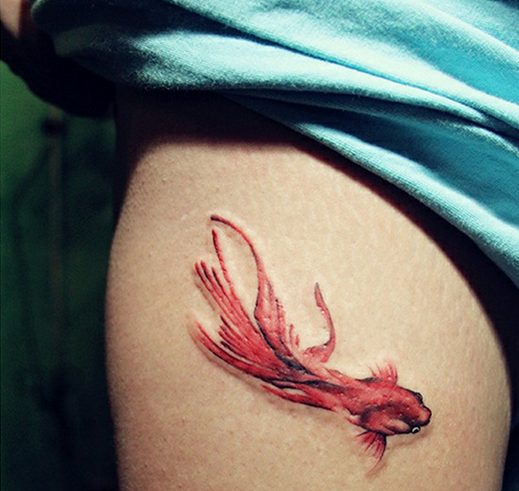 腿部彩色金鱼纹身图案