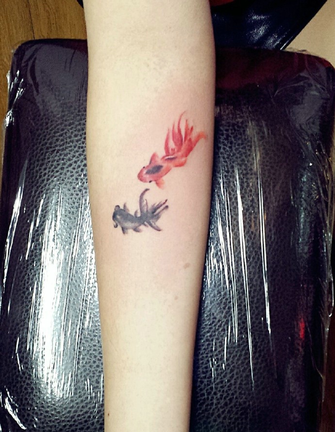 两条情侣小金鱼手臂纹身图片