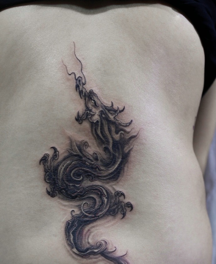 个性十足的后背邪龙纹身图案