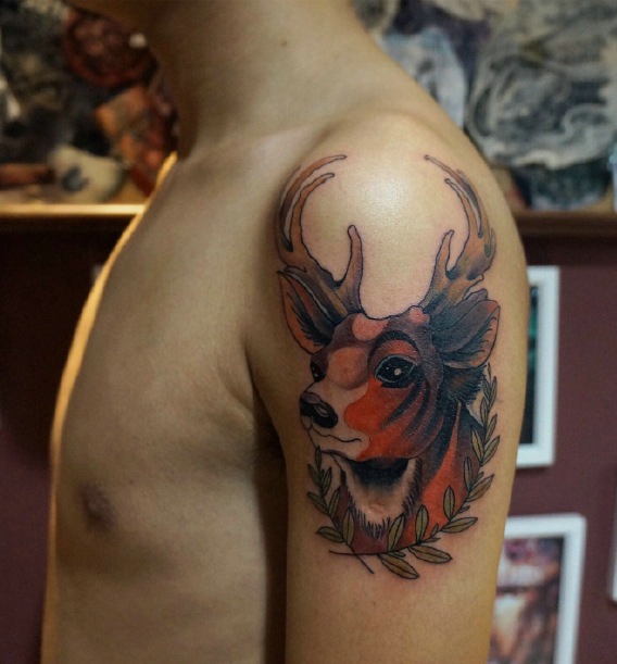 适合80后男子大臂图腾纹身图片