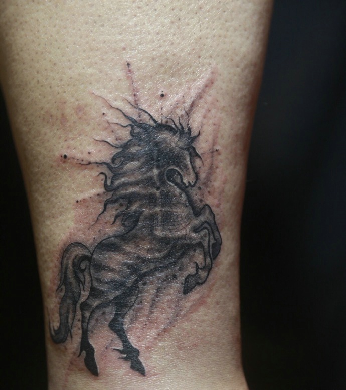 适合80后男子大臂图腾纹身图片