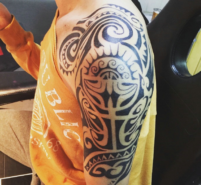 帅气无敌的大臂图腾纹身图片