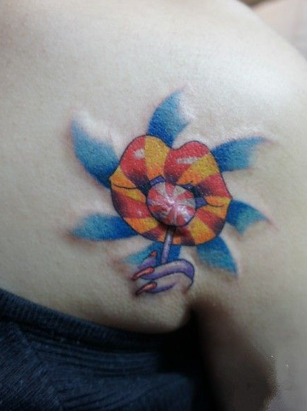 后肩红唇棒棒糖创意纹身图案