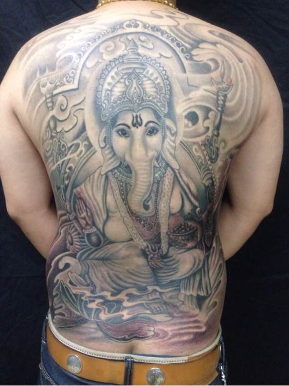 男性满背象神纹身