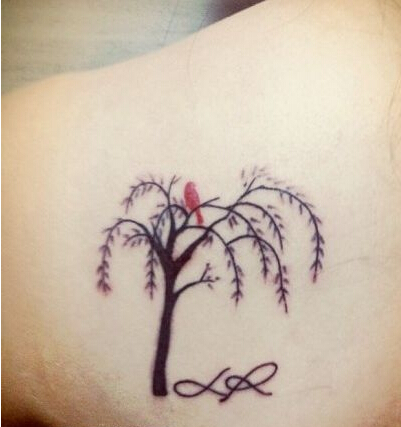 背部唯美时尚的图腾树小鸟纹身