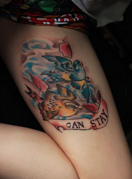 女性腿部精美好看的彩色燕子纹身图案