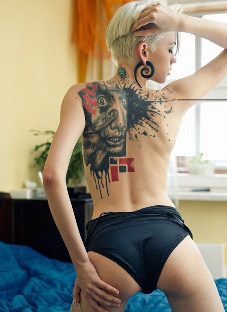 女性背部脸纹身图案