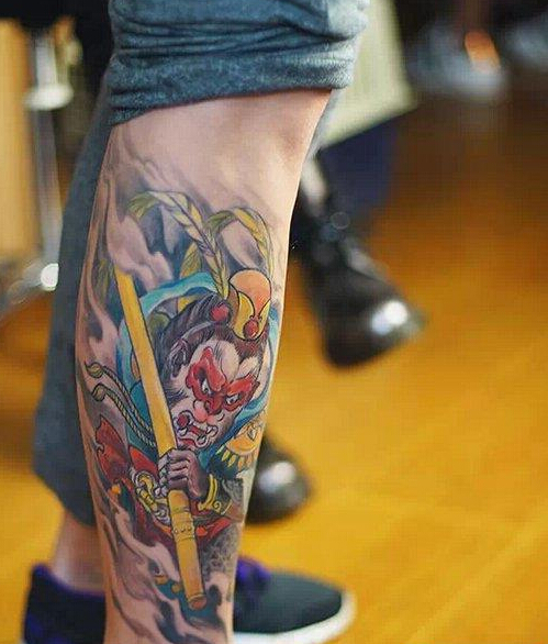 腿部彩色孙悟空纹身图案