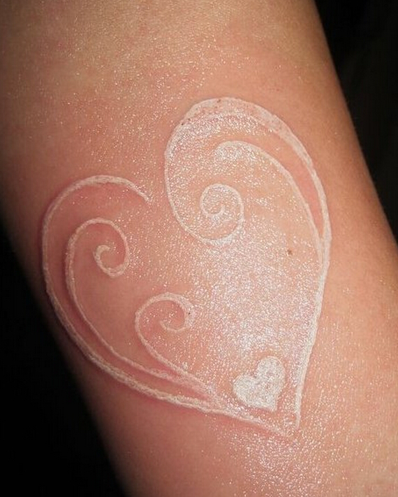 手腕漂亮的隐形心形纹身图案