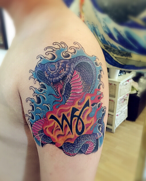 手臂狰狞的眼睛王蛇纹身图案