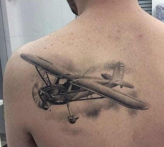 背部创意漂亮的飞机文身