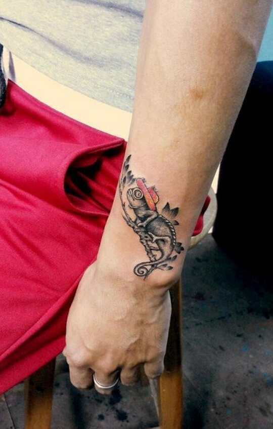 手臂变色龙纹身图案