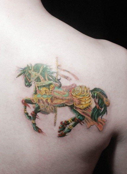 肩膀处的旋转木马纹身图案