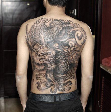 满背帅气的龙纹身图案