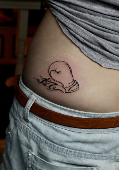 后腰简单的拳套纹身图案