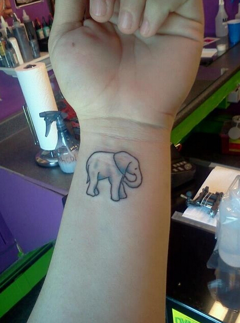 手腕非常可爱的小象图腾纹身