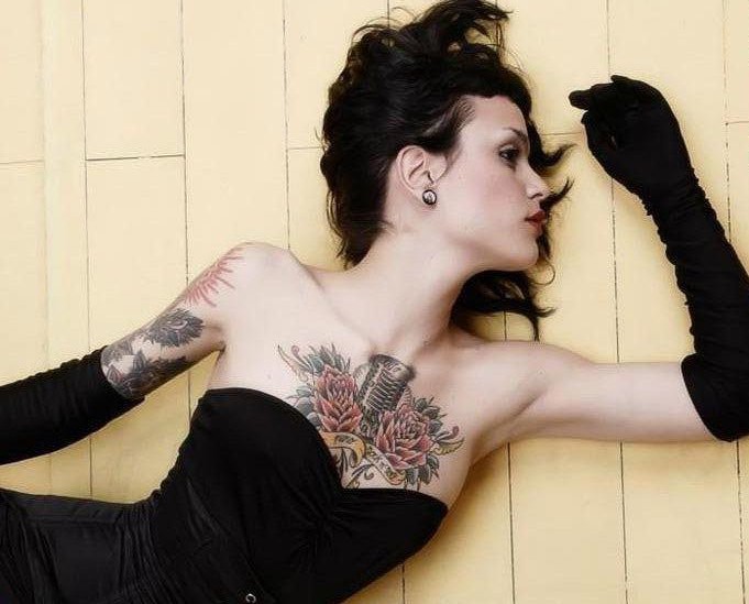 美女胸前花卉纹身图案