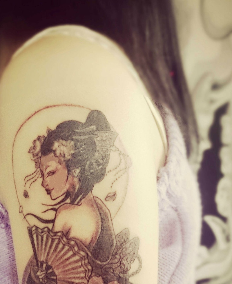 一枚漂亮的花妓大臂纹身图片